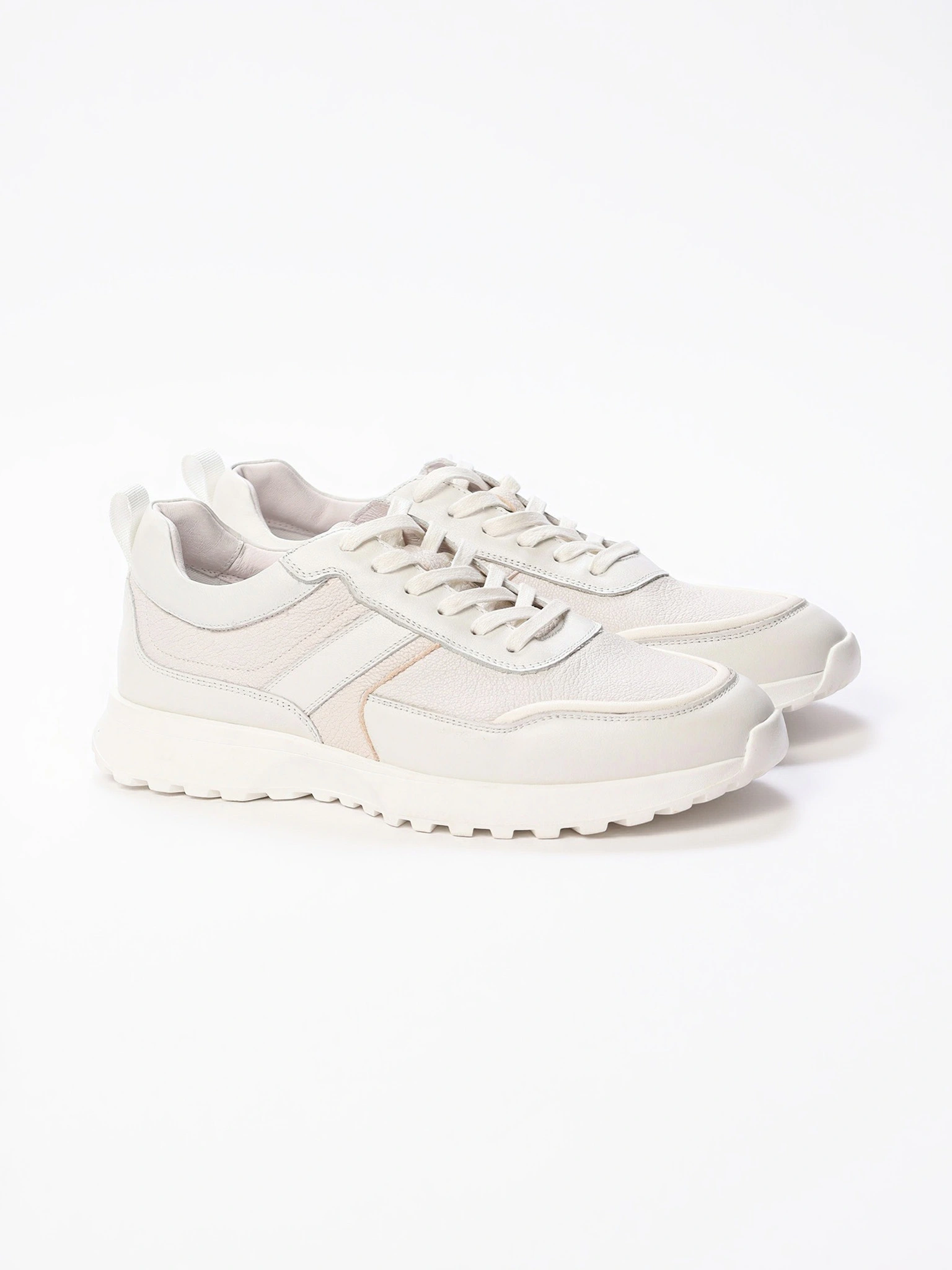 Кроссовки белого цвета на средней подошве